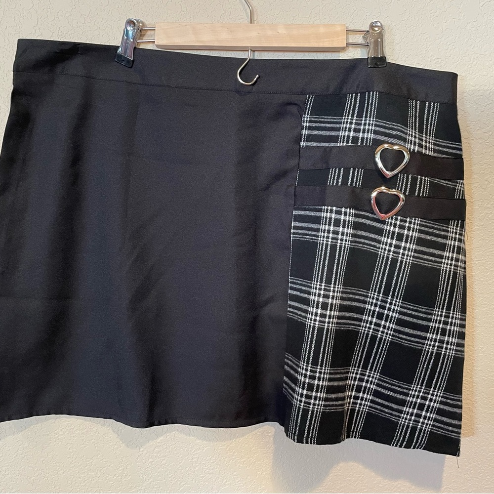 SHEIN curve black and plaid mini skirt